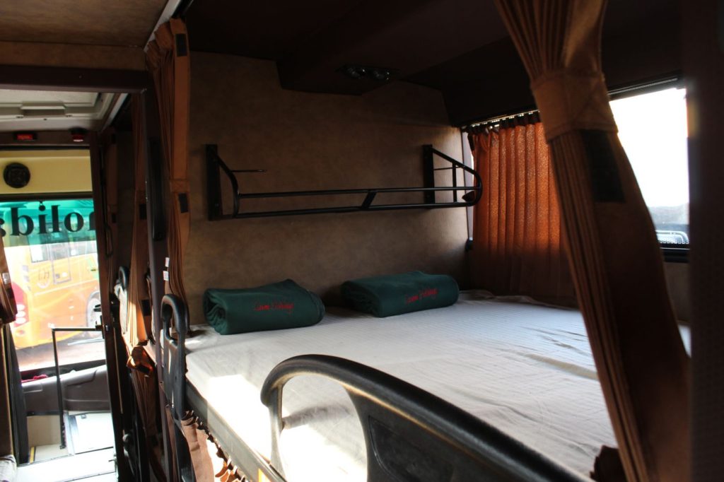 אוטובוס סליפר בהודו מבפנים - מיטה זוגית.