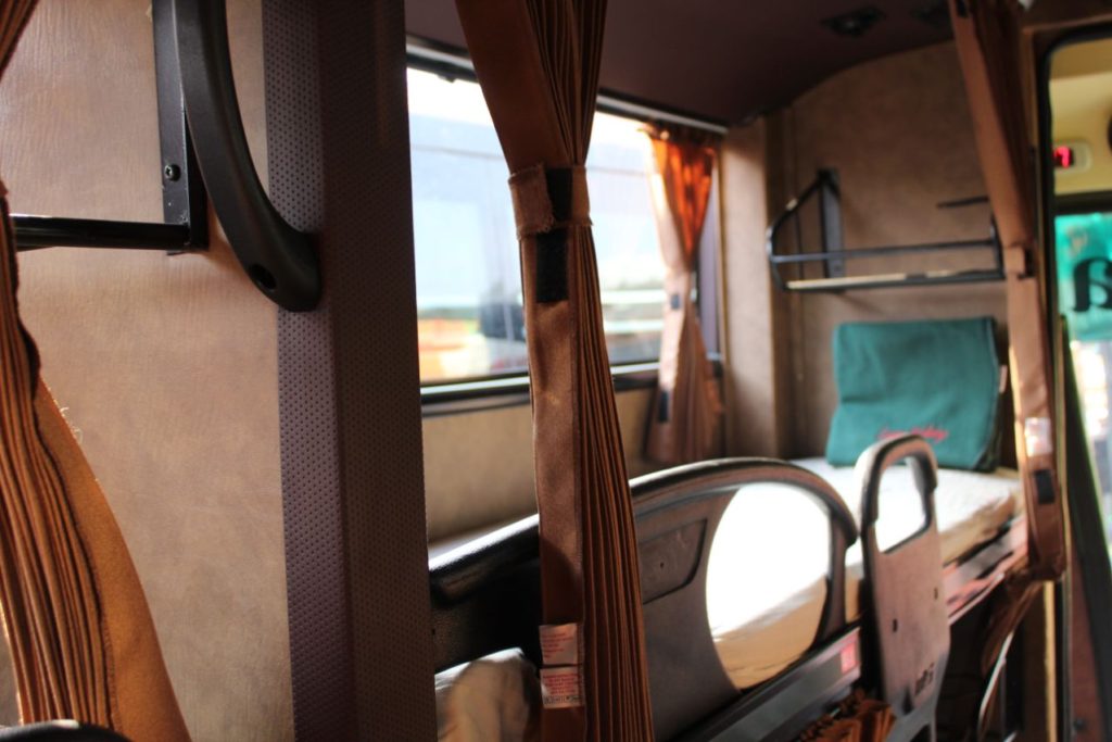 אוטובוס סליפר בהודו מבפנים - מיטת יחיד.