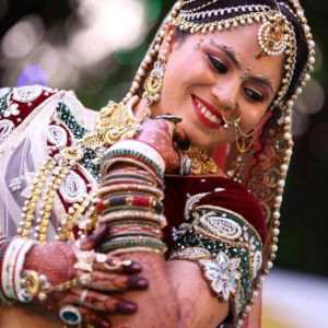 אישה עם תכשיטים בהודו