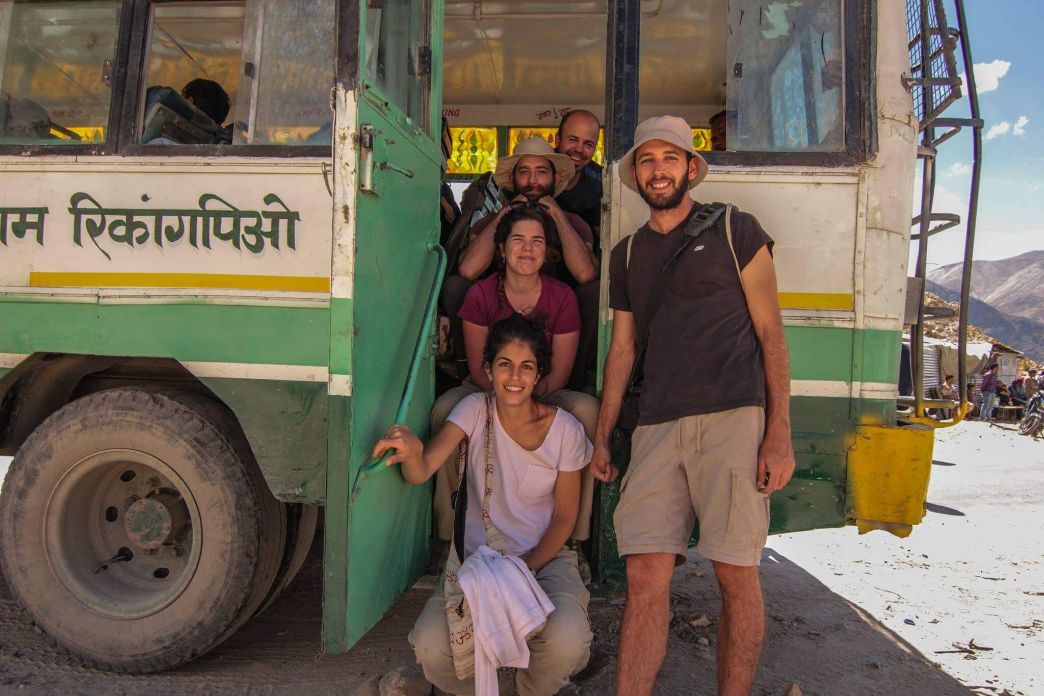 אוטובוס לוקאל בעמק ספיטי, הודו.